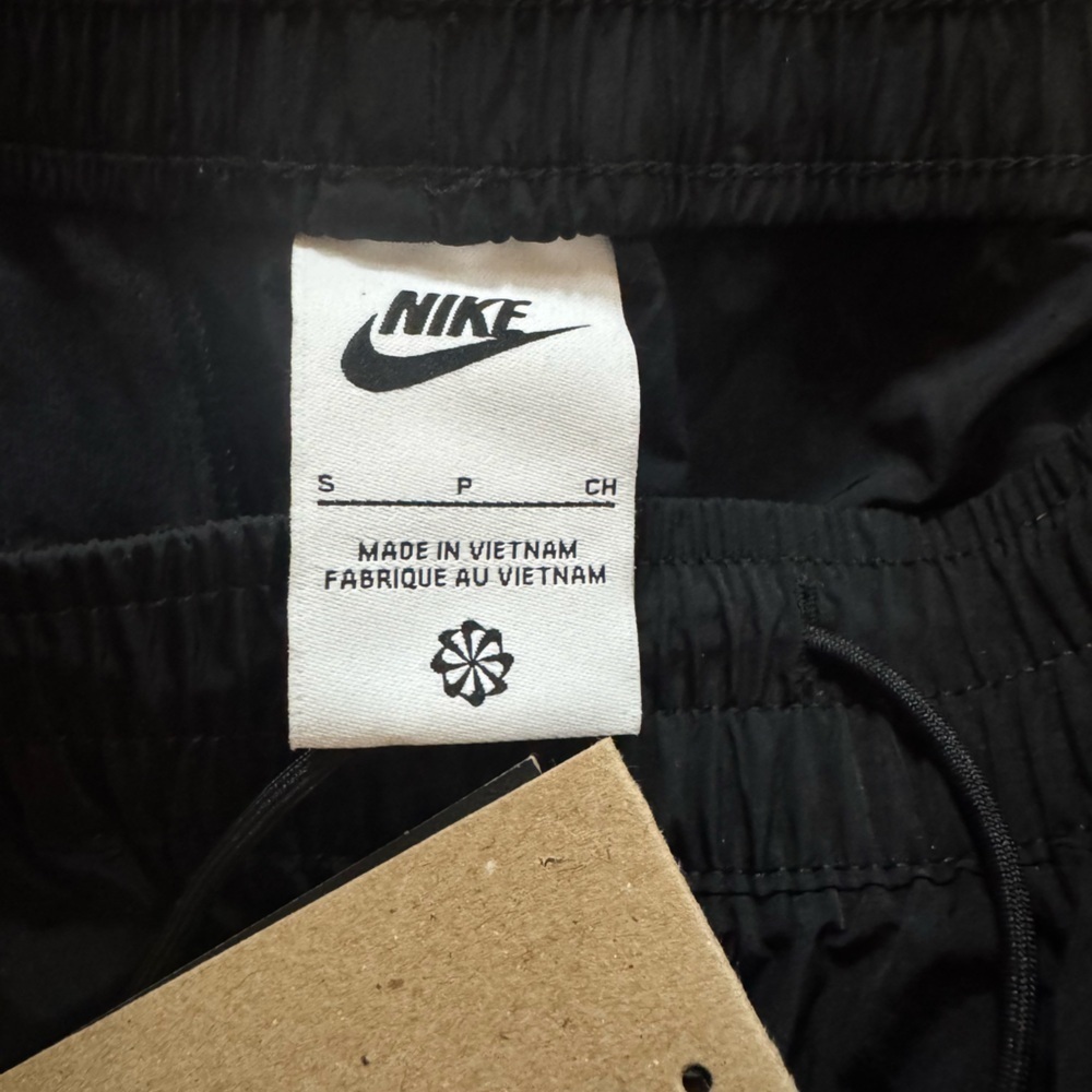 NWT! Women’s Nike black old school 100% nylon windbreaker pants Small $90 - Picture 5 of 8